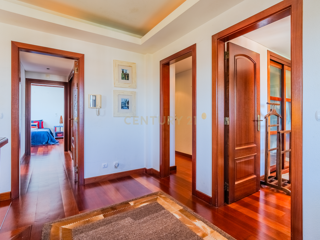 Luxuosa Moradia Isolada com jardim Privado na Venda do Pinheiro - Image 16